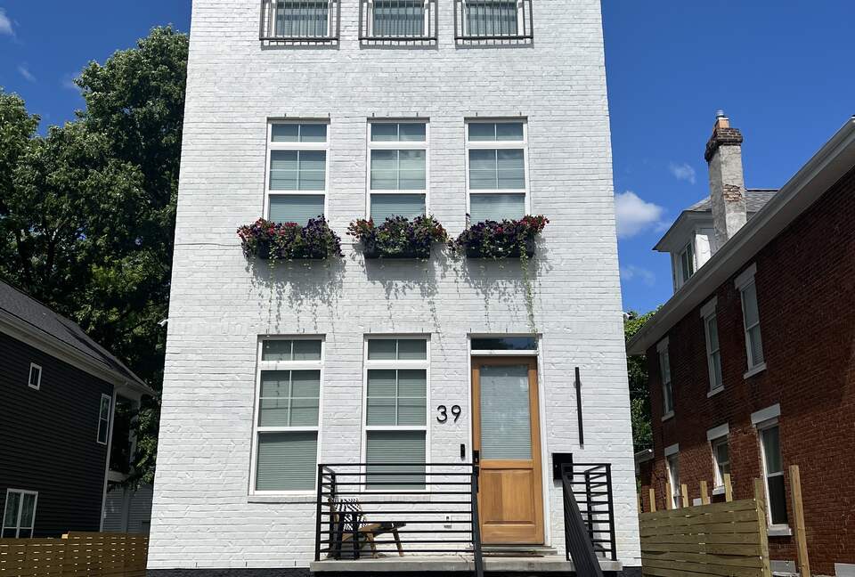 Modern Downtown Luxury Retreat with City Views & Entertainment Areas - Columbus, Ohio