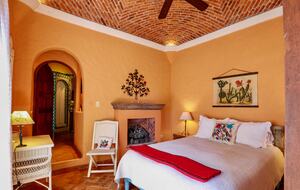 Queen Suite with boveda ceiling