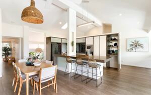 Noosa Heads Hideaway | Prime Location, Views & Sunsets, Walk to Beach - Noosa Heads, Australia