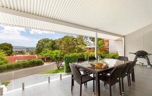 Noosa Heads Hideaway | Prime Location, Views & Sunsets, Walk to Beach - Noosa Heads, Australia