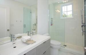 Stunning Modern Design Retreat - Sag Harbor, New York