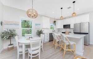 Seating for 6 Guests in Kitchen and Dining Area