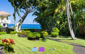 Relax in the common grassy area to the sound of the waves