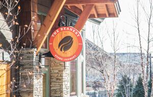 Stunning Stowe Studio | Top Floor Views, Ski In/Out - Stowe, Vermont