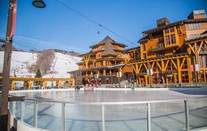 Stunning Stowe Studio | Top Floor Views, Ski In/Out - Stowe, Vermont