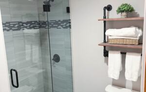 Main level guest en-suite bathroom