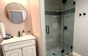 Main level en-suite guest bathroom