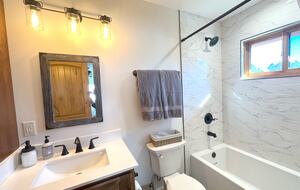 Upstairs full bathroom with tub