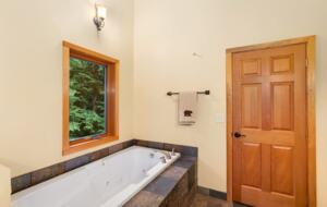 Lake Front Lodge on Lake Swift - Cougar, Washington