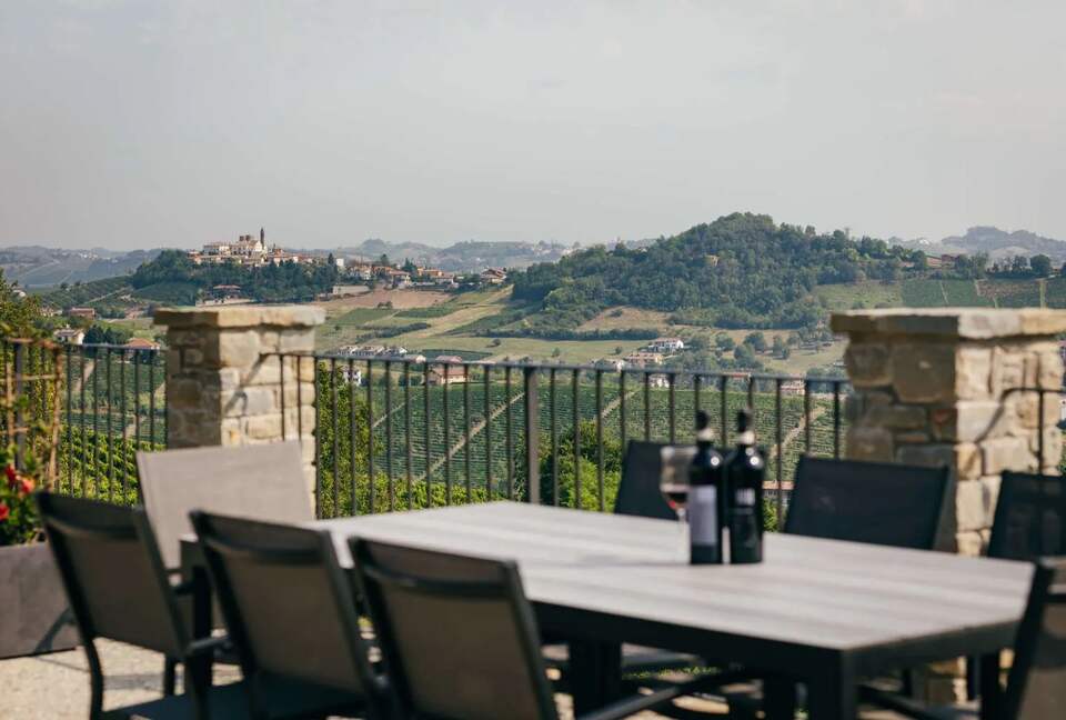 Bosco Bracco: Scenic Hilltop Vineyard Retreat in Asti - Canelli, Italy