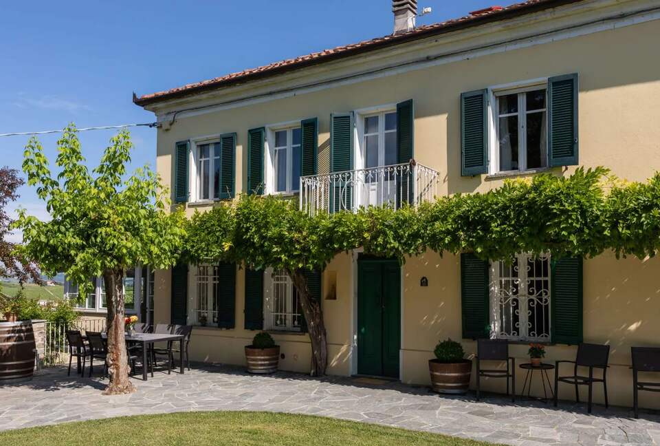 Bosco Bracco: Scenic Hilltop Vineyard Retreat in Asti - Canelli, Italy