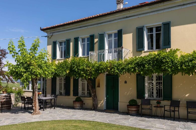 Bosco Bracco: Scenic Hilltop Vineyard Retreat in Asti - Canelli, Italy