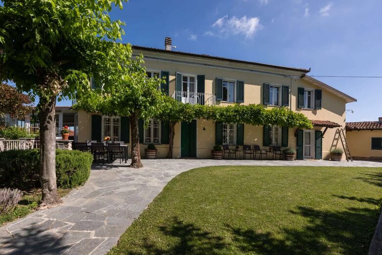 Bosco Bracco: Scenic Hilltop Vineyard Retreat in Asti - Canelli, Italy