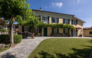 Bosco Bracco: Scenic Hilltop Vineyard Retreat in Asti - Canelli, Italy