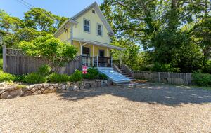 Beautiful Oak Bluffs Cottage Close to Town and Beach - Oak Bluffs, Massachusetts