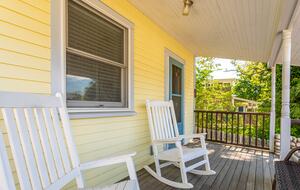 Beautiful Oak Bluffs Cottage Close to Town and Beach - Oak Bluffs, Massachusetts