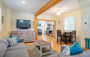 Beautiful Oak Bluffs Cottage Close to Town and Beach - Oak Bluffs, Massachusetts