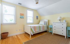 Beautiful Oak Bluffs Cottage Close to Town and Beach - Oak Bluffs, Massachusetts