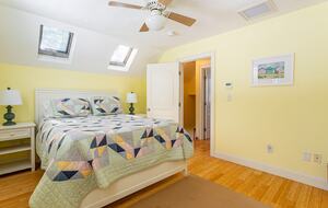 Beautiful Oak Bluffs Cottage Close to Town and Beach - Oak Bluffs, Massachusetts