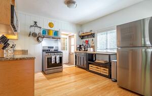 Beautiful Oak Bluffs Cottage Close to Town and Beach - Oak Bluffs, Massachusetts