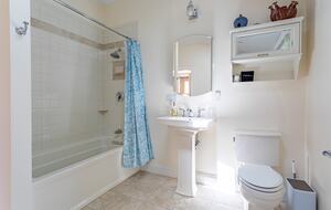 Beautiful Oak Bluffs Cottage Close to Town and Beach - Oak Bluffs, Massachusetts