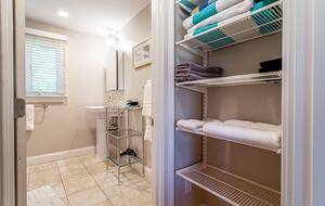 Beautiful Oak Bluffs Cottage Close to Town and Beach - Oak Bluffs, Massachusetts