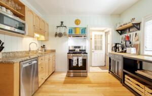 Beautiful Oak Bluffs Cottage Close to Town and Beach - Oak Bluffs, Massachusetts