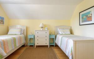 Beautiful Oak Bluffs Cottage Close to Town and Beach - Oak Bluffs, Massachusetts