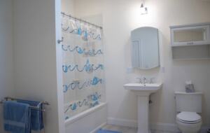 Beautiful Oak Bluffs Cottage Close to Town and Beach - Oak Bluffs, Massachusetts