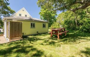 Beautiful Oak Bluffs Cottage Close to Town and Beach - Oak Bluffs, Massachusetts