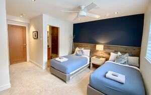 Twin Room with Ensuite Bathroom