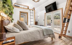 Romantic Luxury Retreat | With Hot/Cold Pool & Sauna - Wimberley, Texas