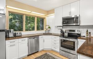 Wintergreen Retreat: Steps to Great Hiking on the Appalachain Trail - Wintergreen Resort, Virginia