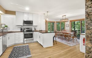 Wintergreen Retreat: Steps to Great Hiking on the Appalachain Trail - Wintergreen Resort, Virginia