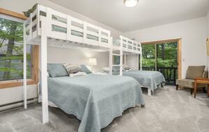 Wintergreen Retreat: Steps to Great Hiking on the Appalachain Trail - Wintergreen Resort, Virginia