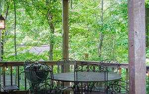 Wintergreen Retreat: Steps to Great Hiking on the Appalachain Trail - Wintergreen Resort, Virginia