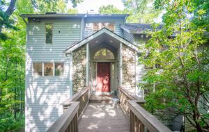 Wintergreen Retreat: Steps to Great Hiking on the Appalachain Trail - Wintergreen Resort, Virginia