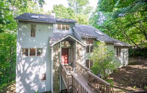 Wintergreen Retreat: Steps to Great Hiking on the Appalachain Trail - Wintergreen Resort, Virginia