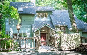 Wintergreen Retreat: Steps to Great Hiking on the Appalachain Trail - Wintergreen Resort, Virginia