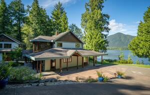 Tranquil Waterfront Escape on Tofino Inlet - Tofino, Canada