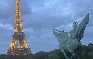 Luxury Houseboat at the Foot of the Eiffel Tower - Paris, France