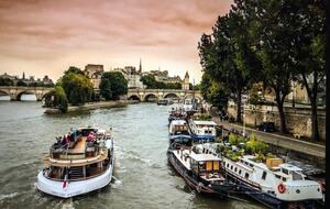Luxury Houseboat at the Foot of the Eiffel Tower - Paris, France