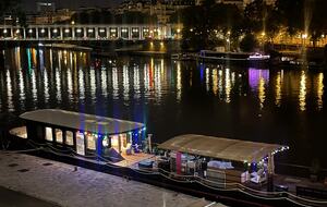 Luxury Houseboat at the Foot of the Eiffel Tower - Paris, France