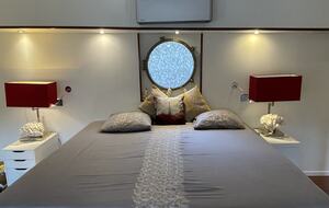 Luxury Houseboat at the Foot of the Eiffel Tower - Paris, France