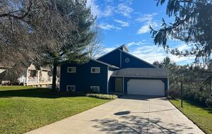 Apple Valley Lake House and Retreat - Howard, Ohio