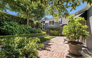 Elegant Contemporary Retreat in Hollywood Knolls - Los Angeles, California