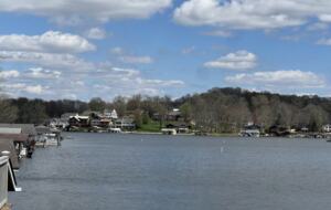Apple Valley Lake House and Retreat - Howard, Ohio