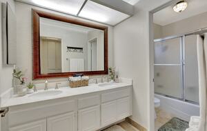 Bathroom 2 in hallway w/bathtub, shower and dual sinks