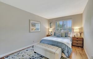 Tropical room with queen bed.