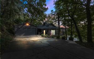 Luxury Riverfront Bungalow - Minutes to Downtown - Knoxville, Tennessee